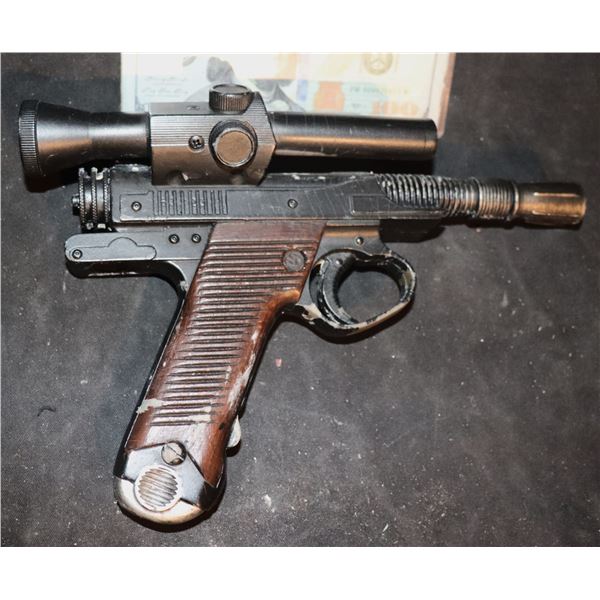 STAR WARS THE MANDALORIAN CARA DUNE BLASTER SCREEN USED