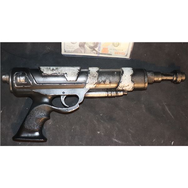 STAR WARS THE MANDALORIAN UNKNOWN CHARACTER BLASTER SCREEN USED B