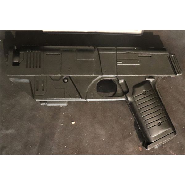 STAR WARS THE MANDALORIAN UNKNOWN CHARACTER BLASTER CASTING A