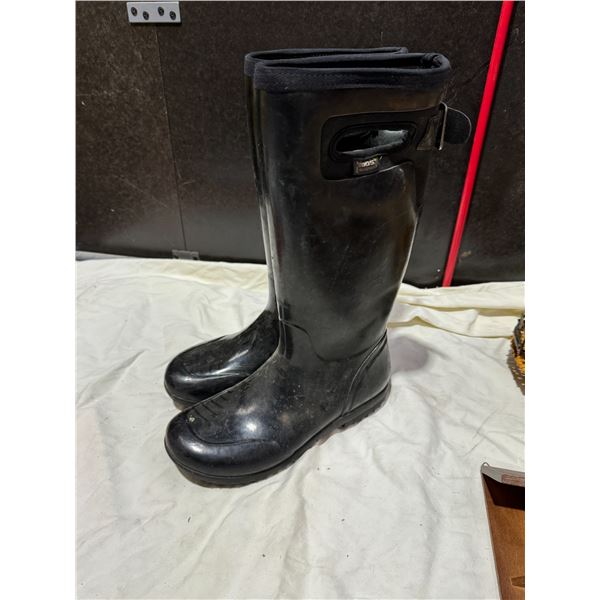 Bogs size women's 10