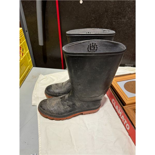 Gum, boots, size 10