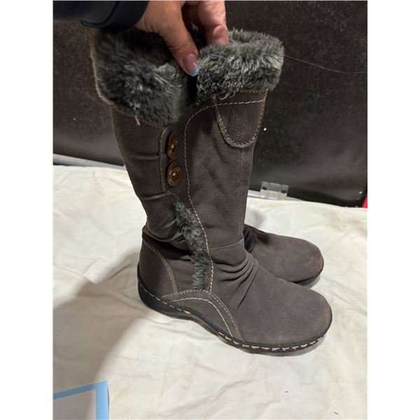 Boots size 8