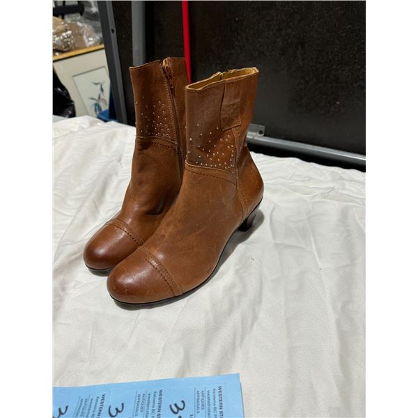 Boots size 8