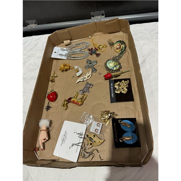 Lot of costume brooches/earrings