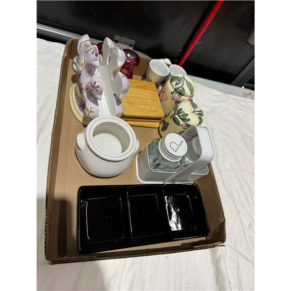 Assorted kitchen items