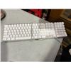 Image 1 : Apple keyboard