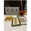Image 1 : Frames and other decor