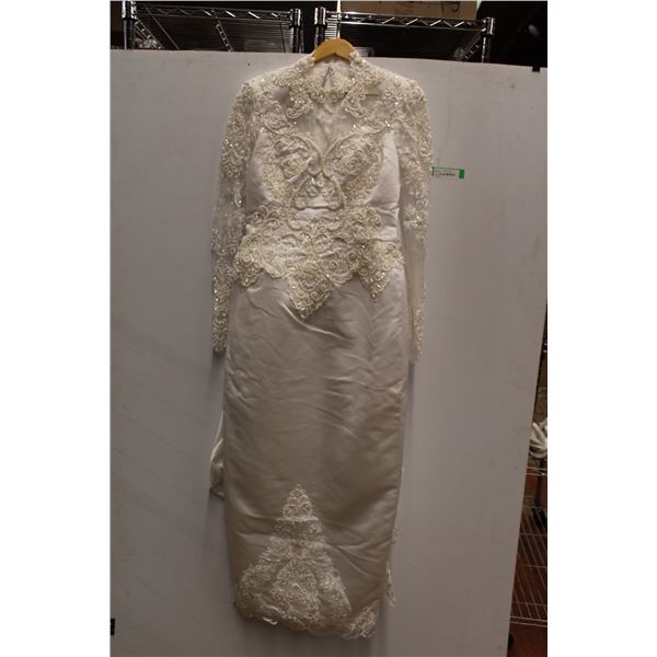 * Wedding Dress - Size 14 - Removable Train