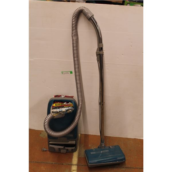 * Kenmore Vacuum w/Extra Bags - Powers On, as is