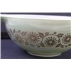 Image 2 : PYREX Green Gold Medallion Cinderella Mixing Bowl - 2.5 Qt
