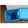 Image 5 : *(2) Rubbermaid Roughneck Plastic Storage Totes with Lids 21'' x 17''