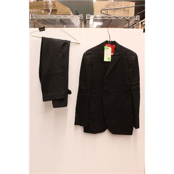 * Country Squire Man's Suit - Size Shoulders 18'', Chest 19'', Length 32'' - Pants: Waist 15'' and L