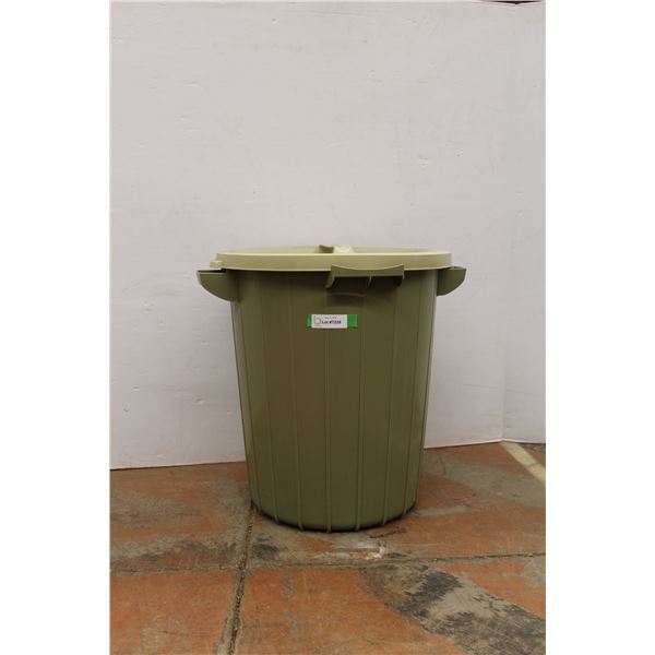 * Rubbermaid Plastic Garbage Can w/ Lid