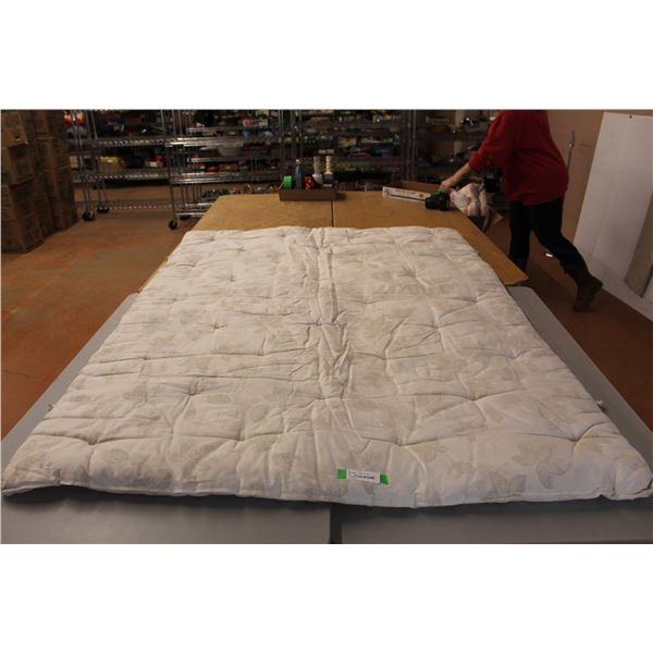 *Cuddle Ewe Bed Quilt, 54'' x 75'' Full Size - As Is