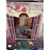Image 2 : Polly Pocket Collector Playset, The Addams Family Compact with 4 Special Edition Character Dolls and