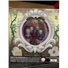 Image 3 : Polly Pocket Collector Playset, The Addams Family Compact with 4 Special Edition Character Dolls and