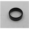 Image 1 : MEN'S 8.0MM BEVELLED EDGE WEDDING BAND IN