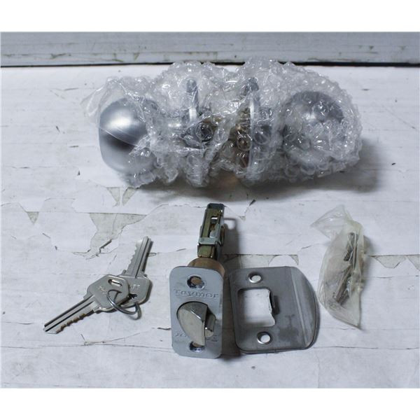 NEW IN BOX LOCKING DOOR KNOB WITH KEY