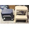 Image 1 : 4 RUBBERMAID STEP STOOLS