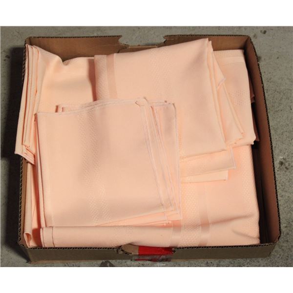 3 LARGE TABLE CLOTHS & NAPKINS - ESTATE