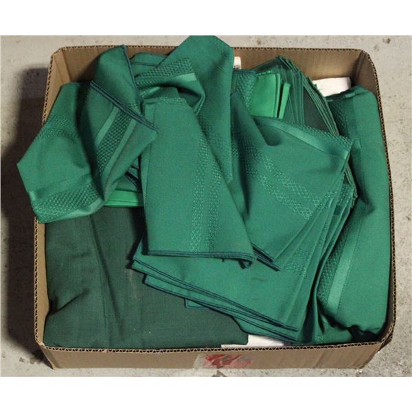 34 PIECES GREEN TABLE CLOTHS & NAPKINS - ESTATE