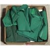 Image 1 : 34 PIECES GREEN TABLE CLOTHS & NAPKINS - ESTATE