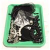 Image 1 : NEW GREEN TRAY WITH 4 NEW JEWELRY PIECES - RETAIL
