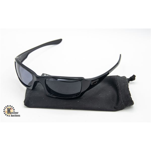OAKLEY SUNGLASSES WITH BAG
