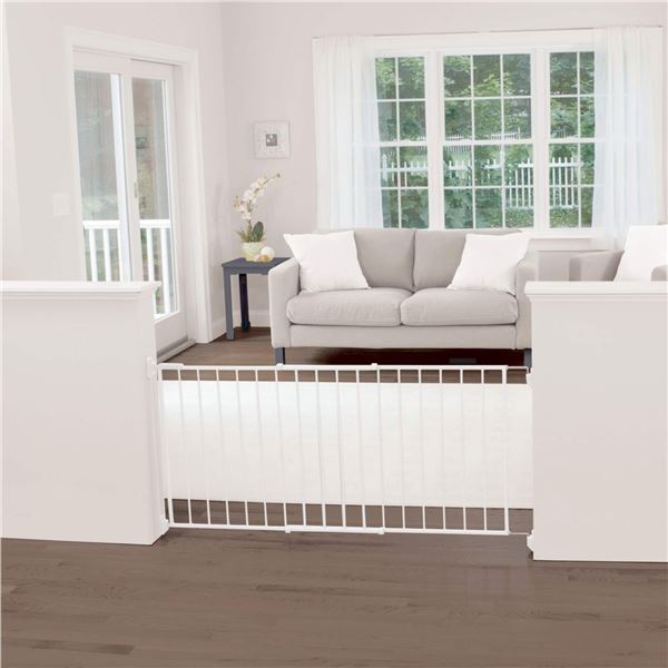 NEW SAFETY FIRST WIDE AND STURDY SAFETY GATE