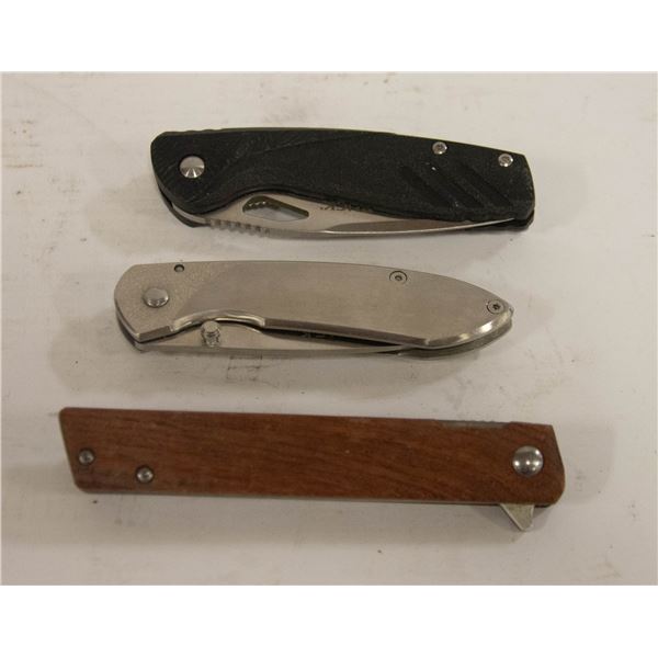 BAG WITH THREE POCKET KNIVES