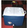 Image 1 : RUBBER MAID ROLLING COOLER W FREEZE PACKS