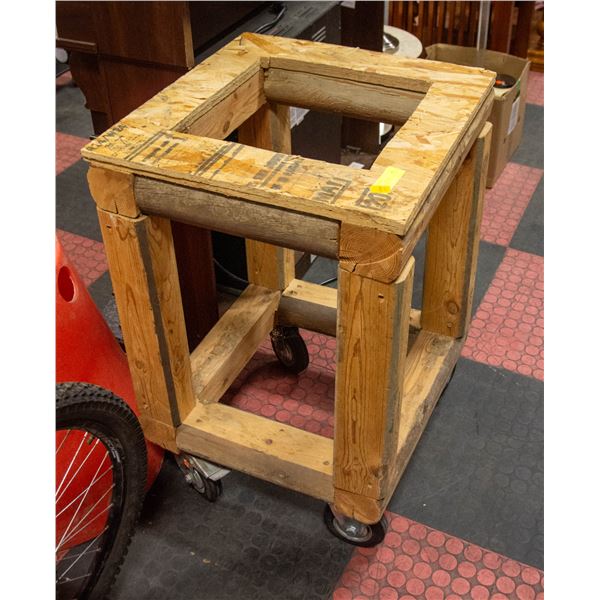 PORTABLE SAW STAND ON LOCKING CASTORS