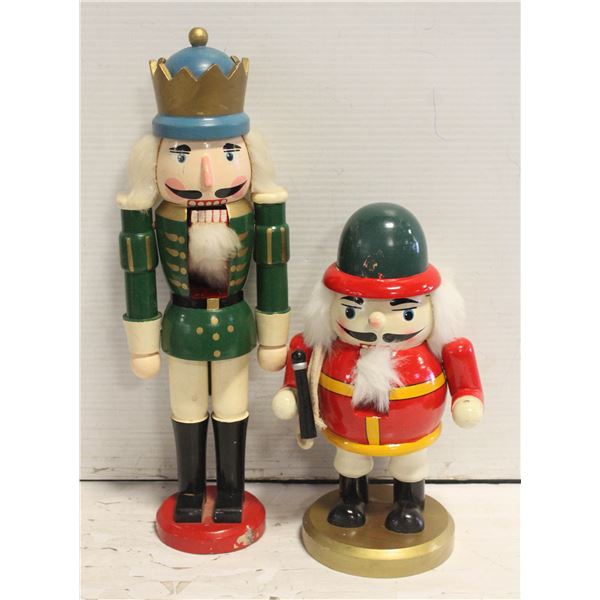 2 CHRISTMAS NUT CRACKERS