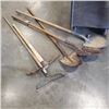 Image 1 : BUNDLE OF GARDEN TOOLS