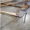 Image 2 : BUNDLE OF GARDEN TOOLS