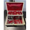 Image 4 : JEWELRY BOX WITH CONTENTS AND 10 BROACHES