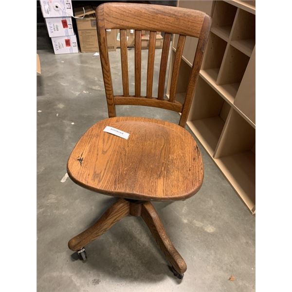 ANTIQUE HEIGHT ADJUSTABLE OAK CHAIR
