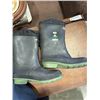 Image 3 : BAFFIN SIZE 8 STEEL TOE RUBBER BOOTS AND HELLY HANSEN SIZE XL JACKET