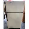 Image 1 : WHITE GE ELECTRIC APARTMENT SIZE FRIDGE