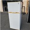 Image 1 : WHITE GE APARTMENT SIZE FRIDGE