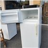 Image 2 : WHITE FIRGIDAIRE APARTMENT SIZE FRIDGE, WORKING