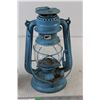 Image 3 : (2) Coloured Kerosene Lanterns