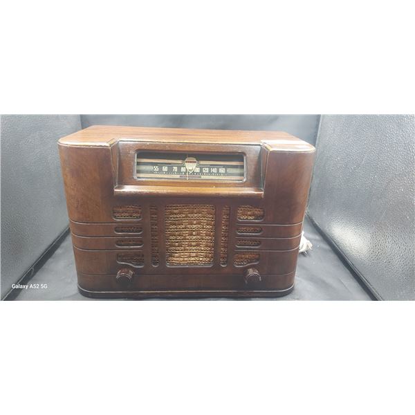 1946-47 Viking model 1T51-E mantle tube radio, tested