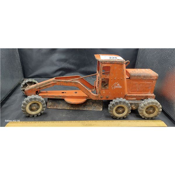 Vintage L'il Beaver pressed steel grader 20"