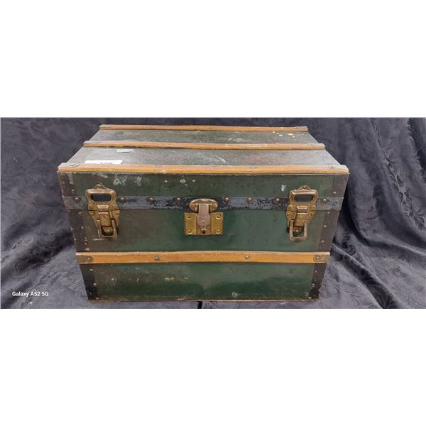 Vintage doll trunk 20"x12"x13"