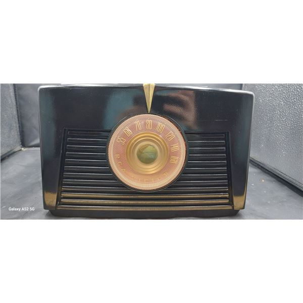 Beautiful umber brown bakelite 1943 RCA Victor tube radio, great sound