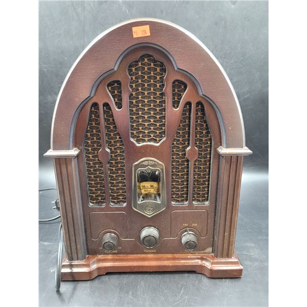 General Electric No 7-4100JA Cathedral AM/FM Radio