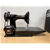 Image 11 : Singer 221K Featherweight Sewing Machine with Case and accessories