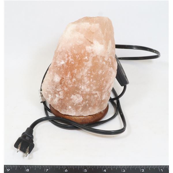 HIMALAYAN SALT LAMP, NEEDS REPLACEMENT BULB