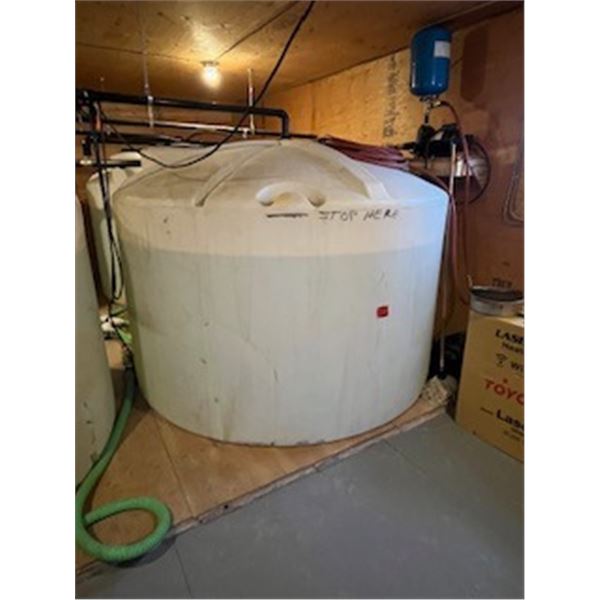 1000 gal water tank - plastic